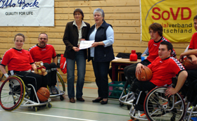 Astrid Kosiolek (mitte re.) übergibt einen Spendenscheck an Rams-Kassenfrau Heike Koßyk. Das Oberligateam freut sich sehr über diese Unterstützung.